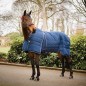Couverture de box 200g Rambo Optimo Stable Rug Marine/Bordeaux - Horseware Couverture de box 200g Rambo Optimo Stable Rug Marine/Bordeaux - Horseware